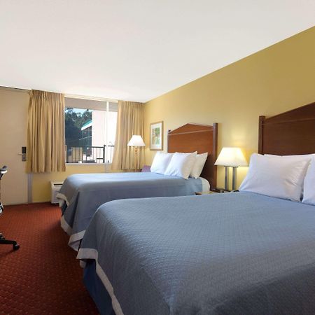 Days Inn By Wyndham Washington Dc/Gateway Esterno foto