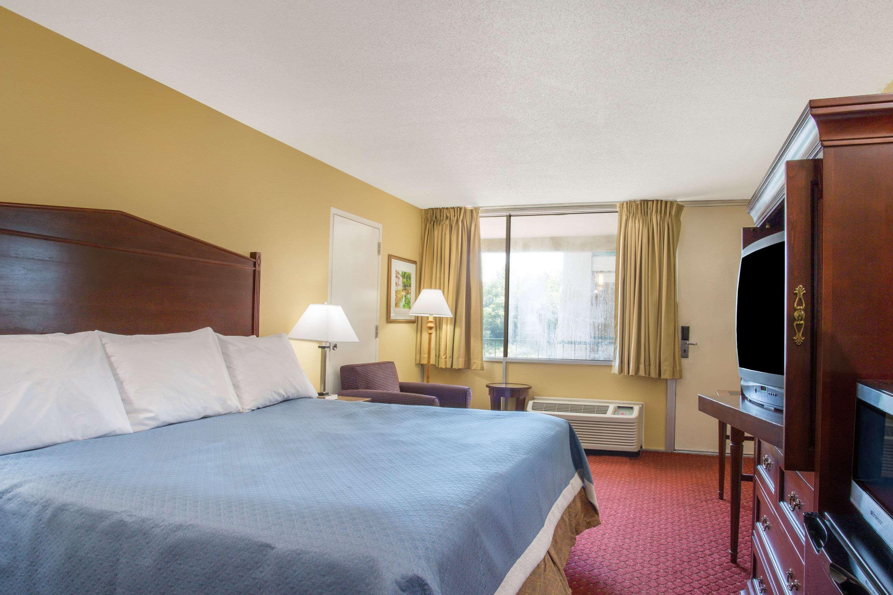 Days Inn By Wyndham Washington Dc/Gateway Esterno foto