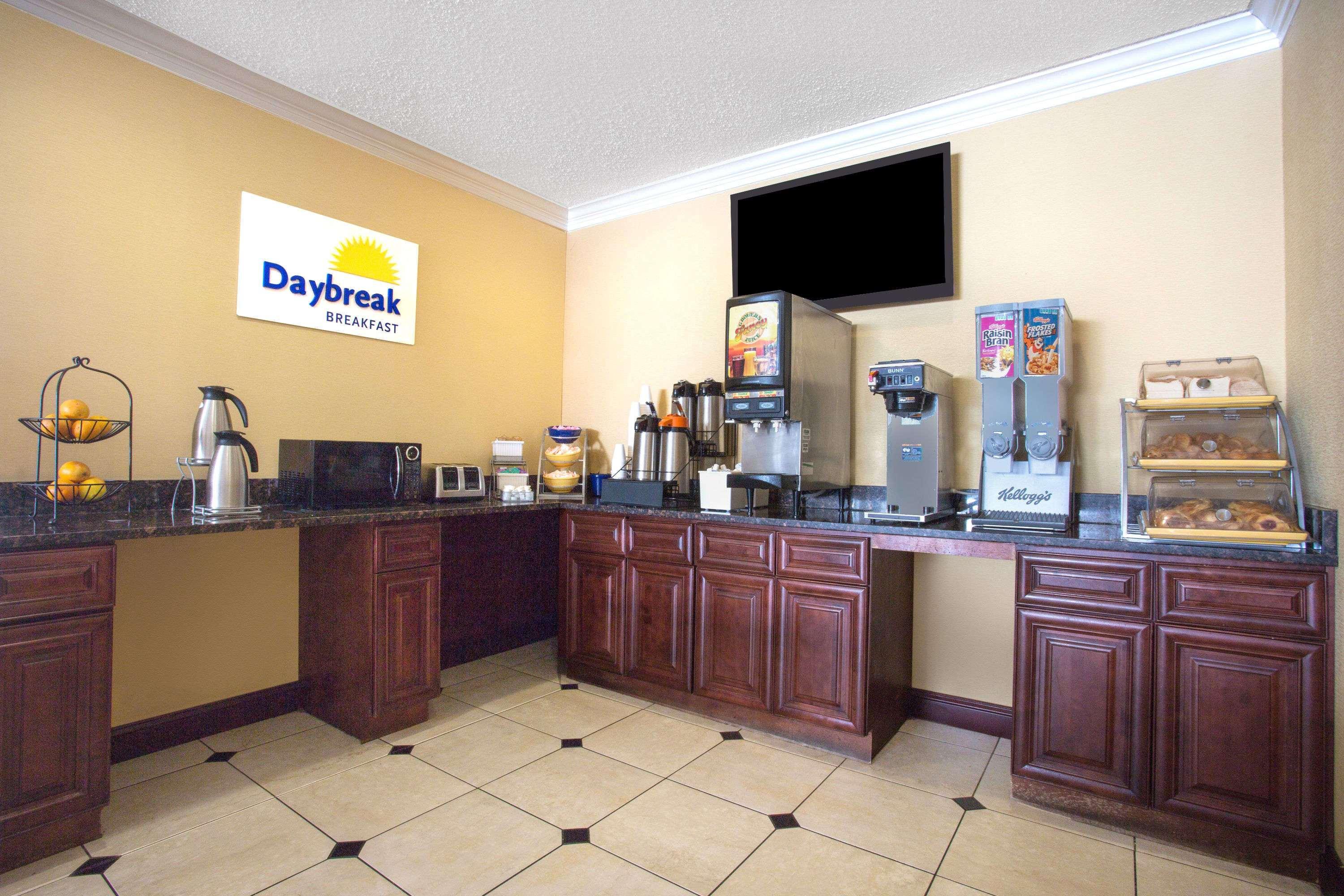 Days Inn By Wyndham Washington Dc/Gateway Esterno foto