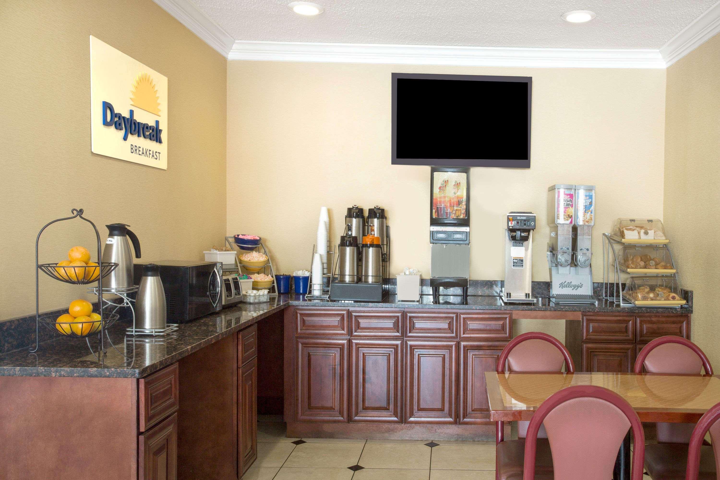 Days Inn By Wyndham Washington Dc/Gateway Esterno foto