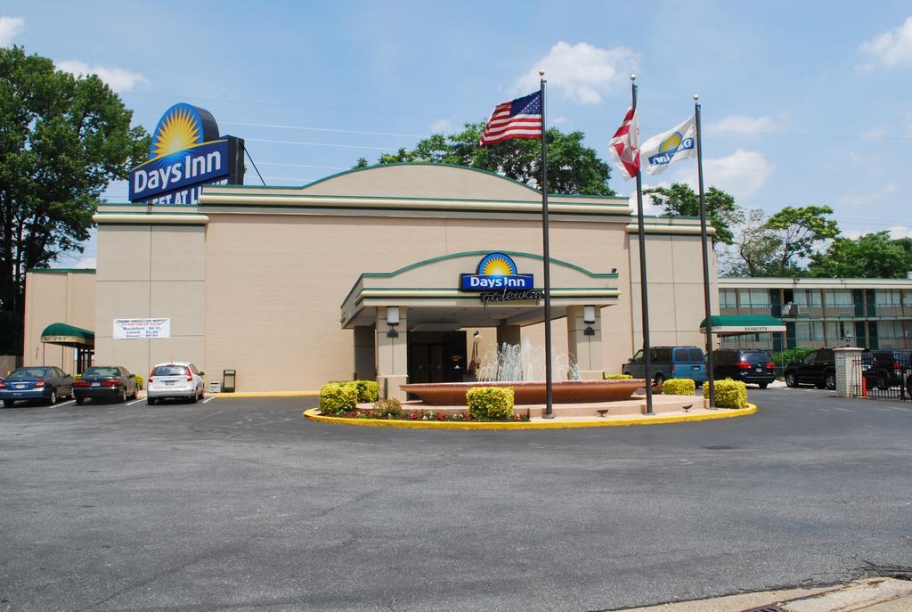 Days Inn By Wyndham Washington Dc/Gateway Esterno foto